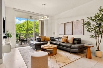 9755 NW 52nd St in Doral, FL - Building Photo - Building Photo