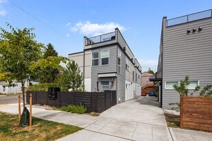 9002 15th Ave SW in Seattle, WA - Building Photo