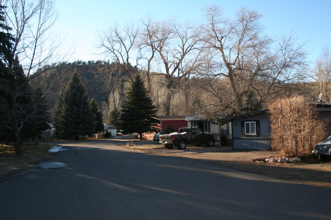 501 W Main St in Lyons, CO - Foto de edificio - Building Photo