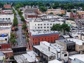 14 W Front St, Unit 2R in Red Bank, NJ - Foto de edificio - Building Photo
