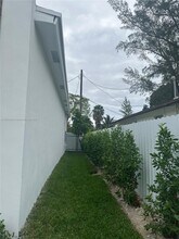 2423 NW 23rd Ln in Fort Lauderdale, FL - Building Photo - Building Photo