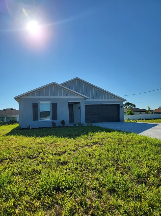 property at 3609 W Gator Cir