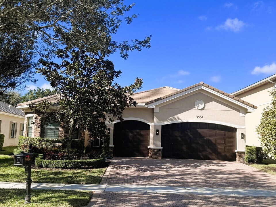 9504 Equus Cir in Boynton Beach, FL - Foto de edificio