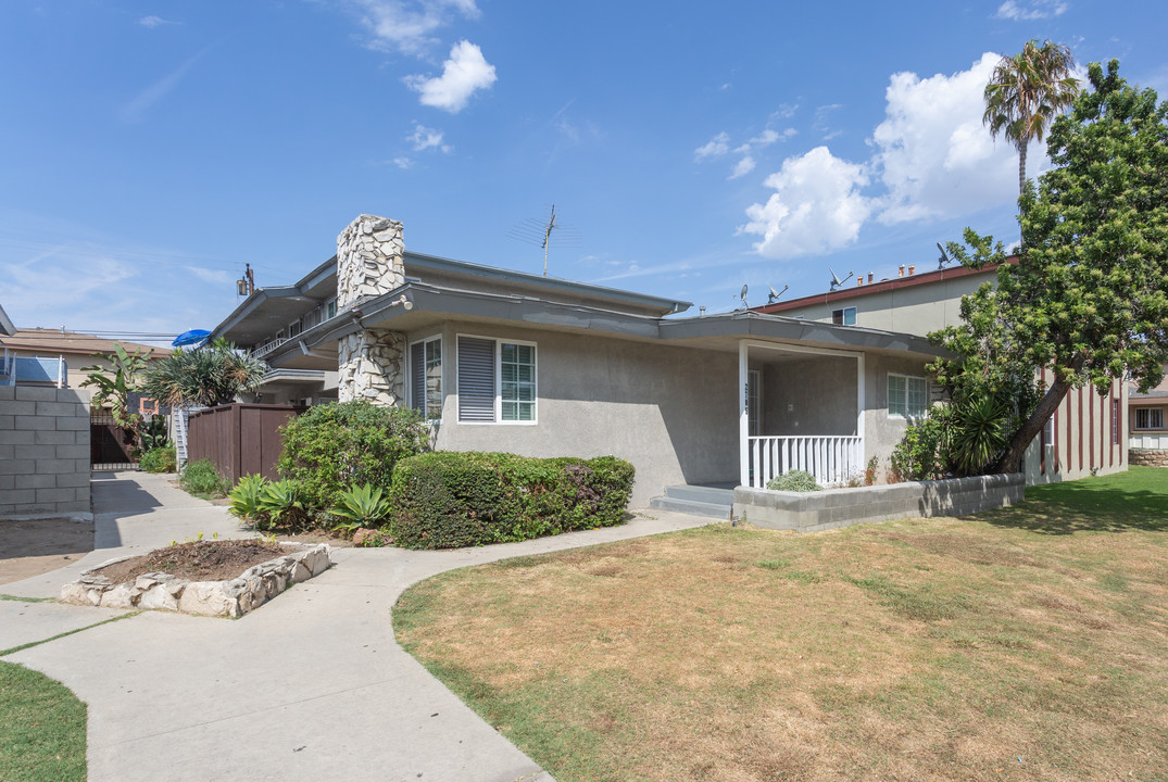 2705 W Rosecrans Ave in Gardena, CA - Building Photo