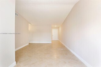 4902 SW 138th Ave in Miami, FL - Foto de edificio - Building Photo