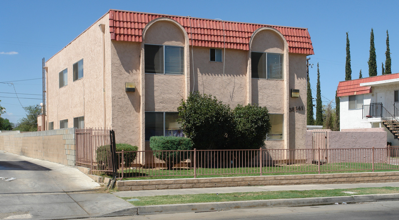 38541 5th St E in Palmdale, CA - Foto de edificio