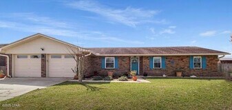 325 Alexander Dr in Lynn Haven, FL - Building Photo