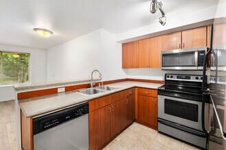 8745 Greenwood Ave N APT 207,, Unit 207 in Seattle, WA - Building Photo - Building Photo