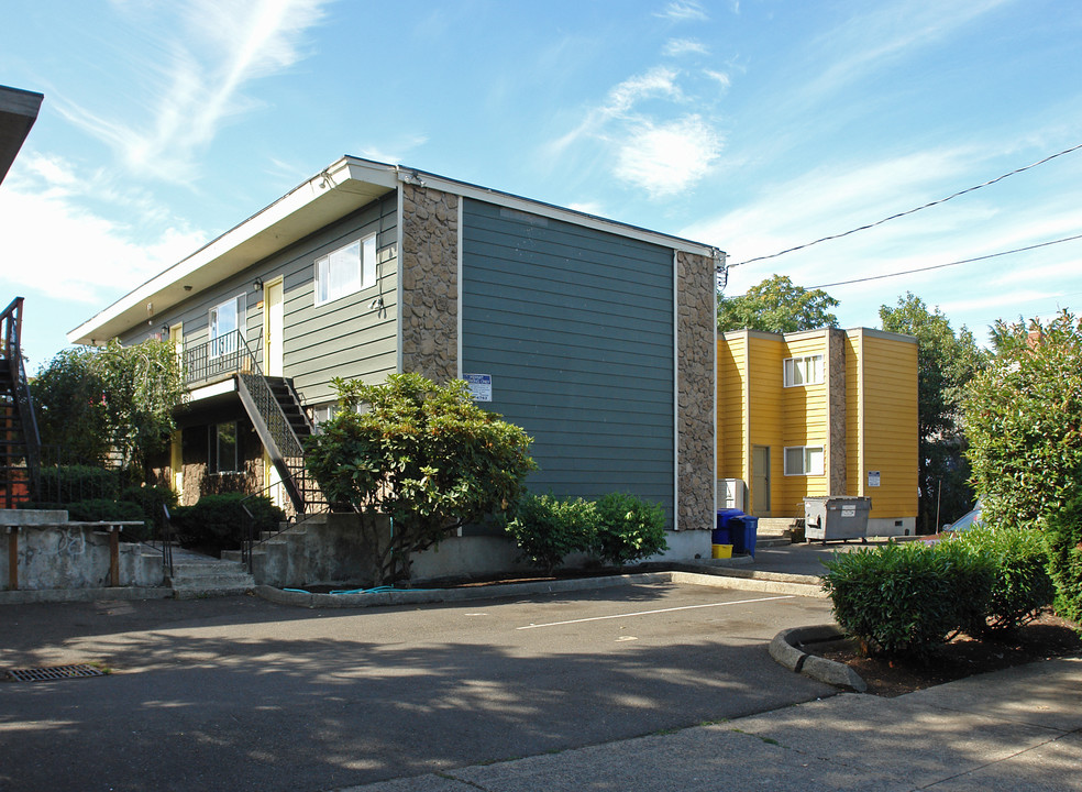 6214-6236 NE Multnomah St in Portland, OR - Building Photo