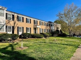 324 Wakefield Dr in Charlotte, NC - Building Photo