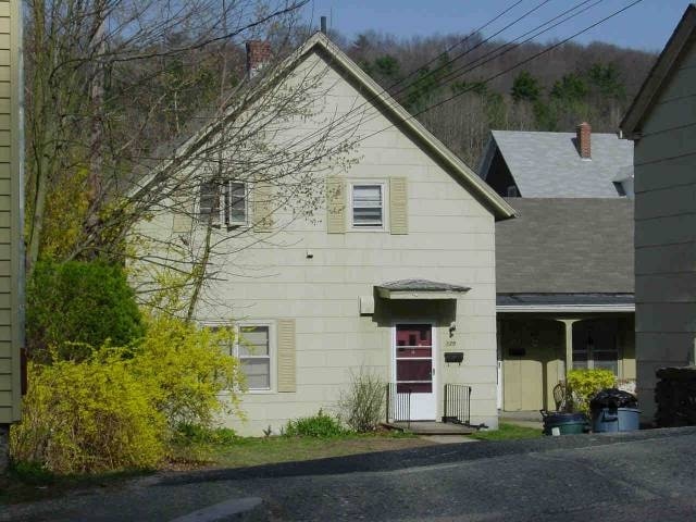 129-147 Pleasant St in Southbridge, MA - Foto de edificio