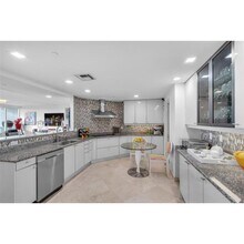 1643 Brickell Ave in Miami, FL - Building Photo - Building Photo
