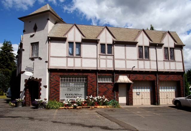 18348 SE River Rd in Milwaukie, OR - Foto de edificio