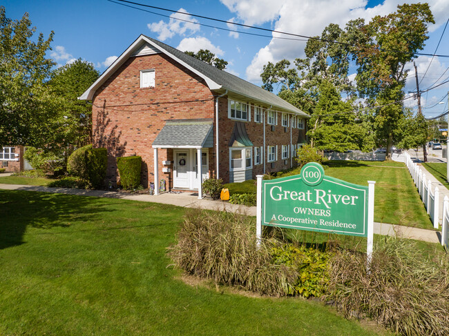 Great River Owners in East Islip, NY - Foto de edificio - Building Photo