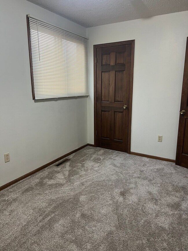 1671 Pleasant Vw Dr in North Mankato, MN - Building Photo - Building Photo