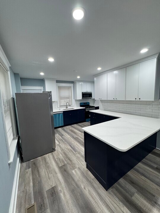 806 Manatawna Ave, Unit 1 in Philadelphia, PA - Building Photo