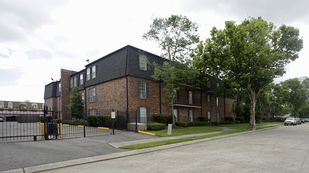 2511 Metairie Lawn Dr in Metairie, LA - Building Photo