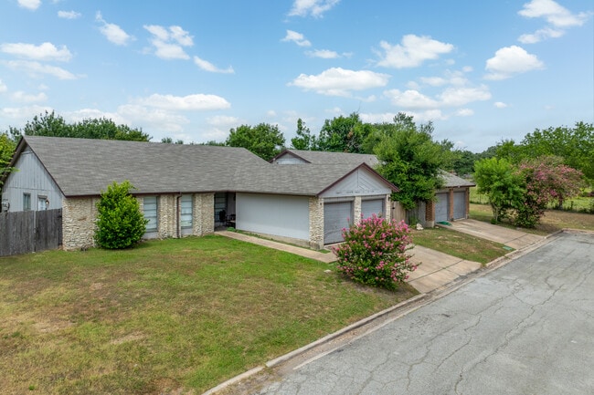 River Oaks Apartments in La Grange, TX - Foto de edificio - Building Photo