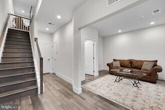 147 Prairie Ln in Alexandria, VA - Foto de edificio - Building Photo