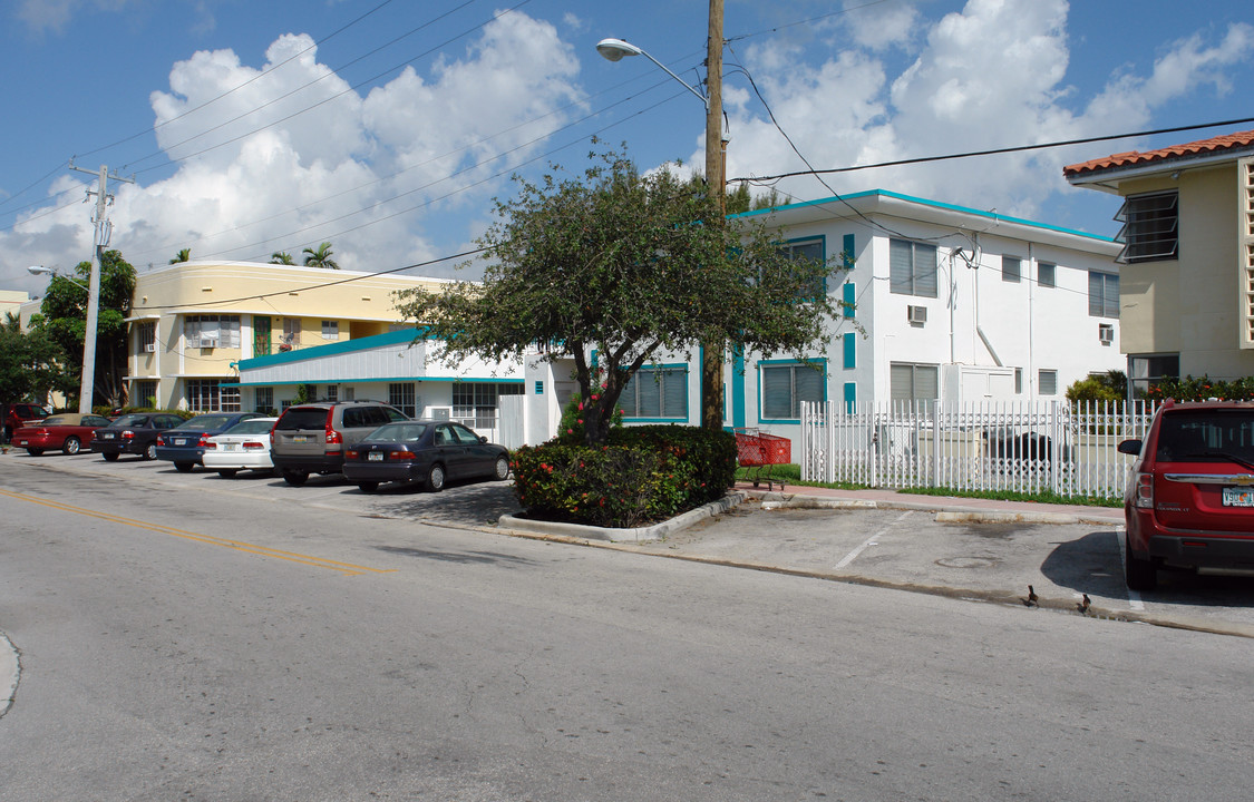 2101-2125 Calais Dr in Miami Beach, FL - Foto de edificio