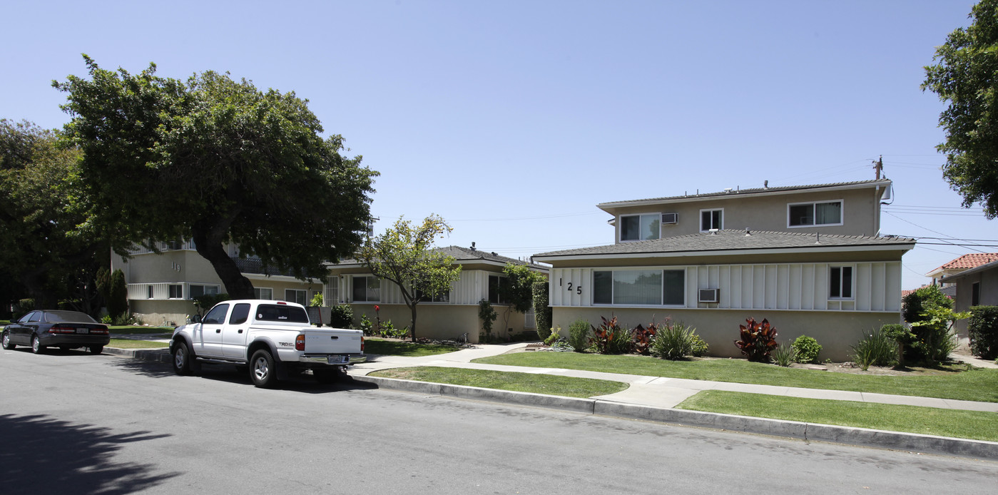 119-125 N Montague Ave in Fullerton, CA - Building Photo