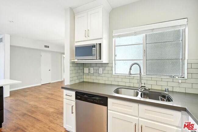 15248 Dickens St in Los Angeles, CA - Building Photo - Building Photo