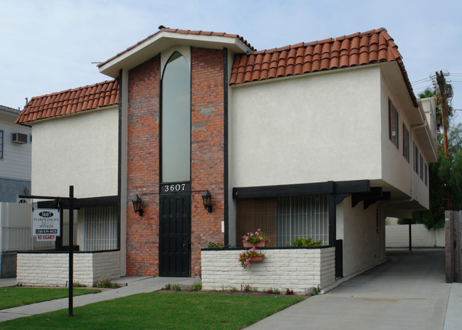 3607 Clarington Ave in Los Angeles, CA - Foto de edificio - Building Photo