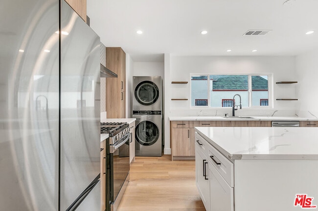 2034 S Palm Grove Ave in Los Angeles, CA - Building Photo - Building Photo