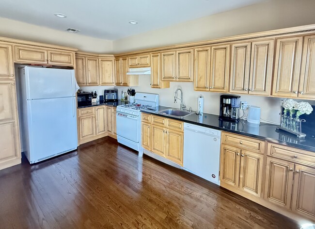 2568 Seminole Ave in Seaford, NY - Building Photo - Building Photo