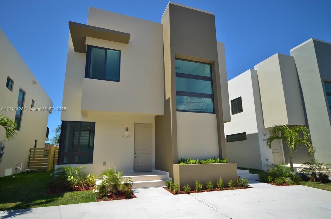4374 E 10th Ave in Hialeah, FL - Building Photo