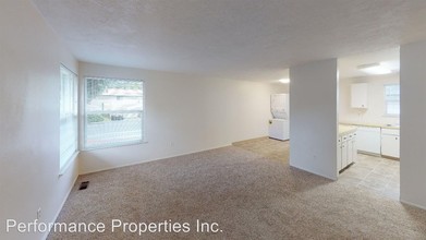 13345 Clairmont Way in Oregon City, OR - Foto de edificio - Building Photo