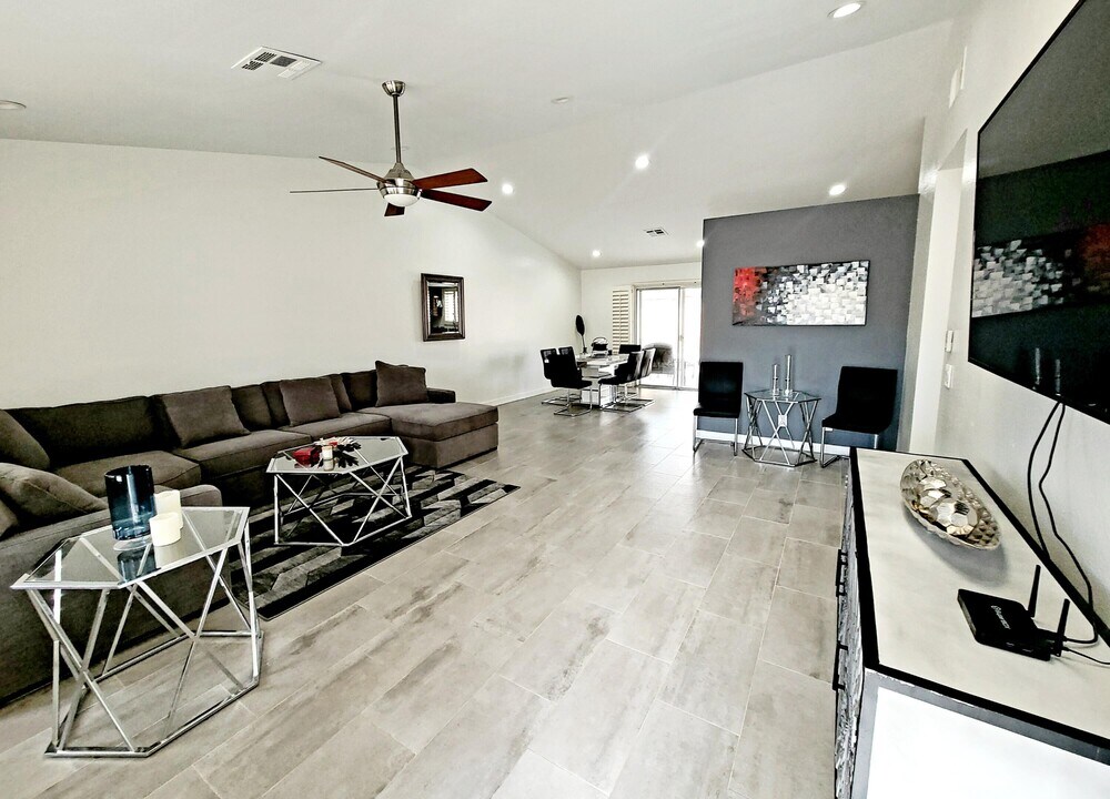 43830 Buena Cir in Palm Desert, CA - Building Photo