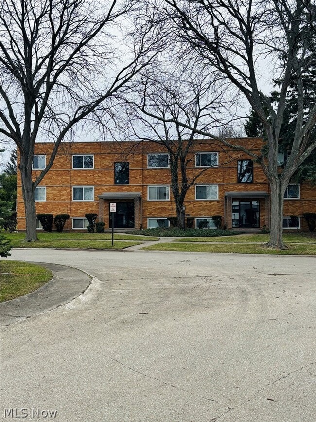 21045 Southbend Cir in Rocky River, OH - Foto de edificio - Building Photo