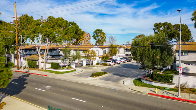 Village Court in Harbor City, CA - Foto de edificio - Building Photo