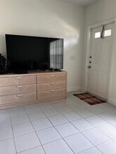 16661 Hemingway Dr in Weston, FL - Building Photo - Building Photo