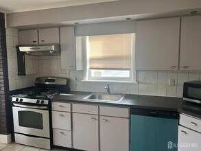 98 Trieste St in Woodbridge Township, NJ - Building Photo - Building Photo
