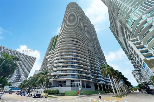 488 NE 18th St, Unit 2915 in Miami, FL - Building Photo