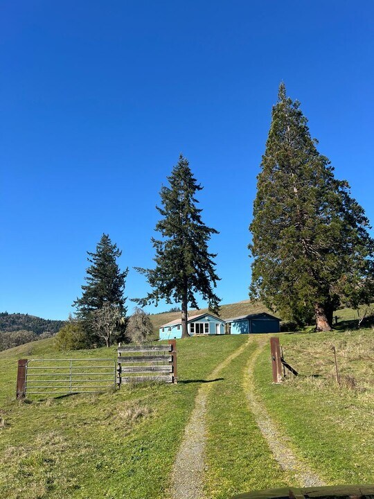 50235 Hermann Prairie Rd in Broadbent, OR - Building Photo