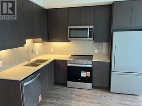 3260 Sheppard Ave E in Toronto, ON - Building Photo - Building Photo