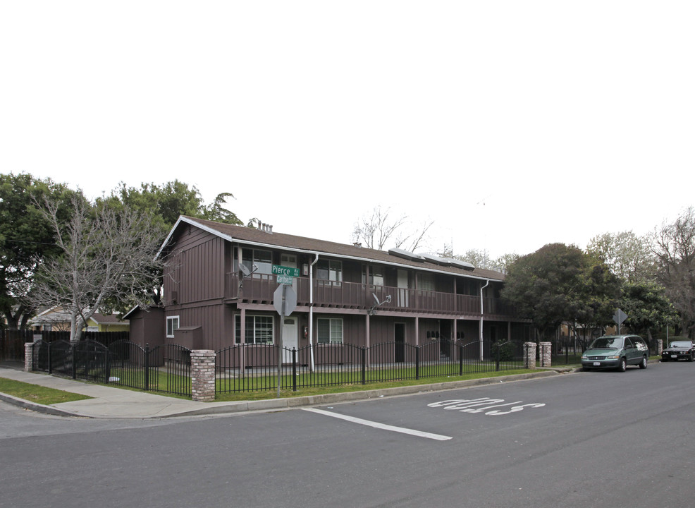 845 Pierce Rd in Menlo Park, CA - Foto de edificio