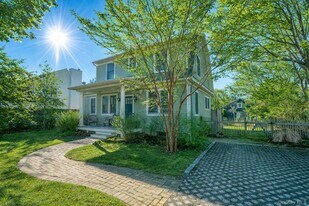 460 Bay Ave in East Marion, NY - Building Photo