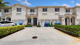 Unit in Miami Gardens, FL - Building Photo