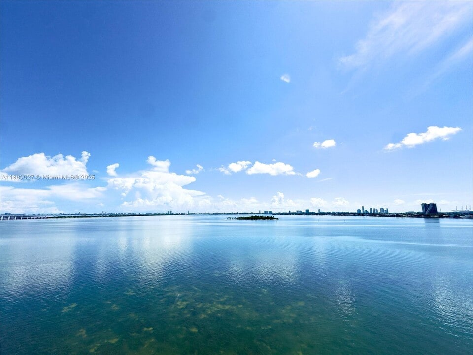 725 NE 22nd St in Miami, FL - Building Photo
