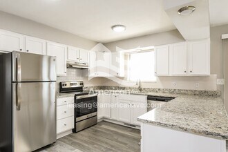 630 W Adams St in Belleville, IL - Foto de edificio - Building Photo