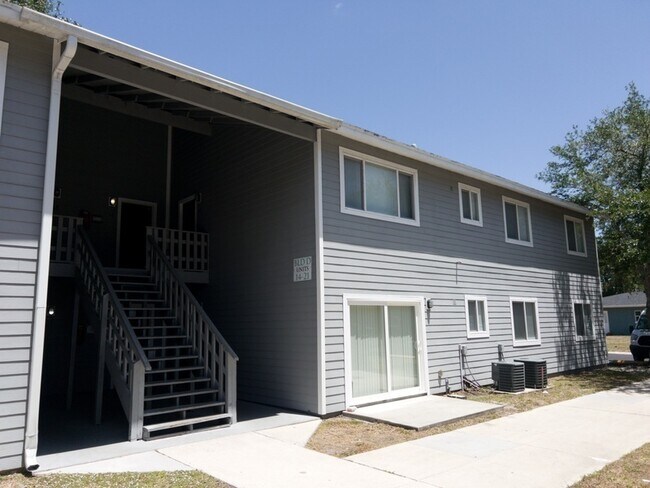 14 W Rhodes Dr in New Smyrna Beach, FL - Building Photo - Building Photo