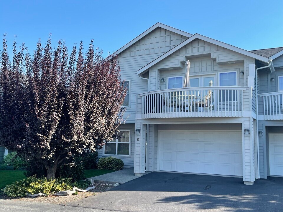 221 Parkway Dr in Manson, WA - Building Photo