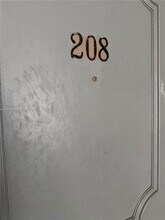 300 NE 1st Ct in Hallandale Beach, FL - Foto de edificio - Building Photo