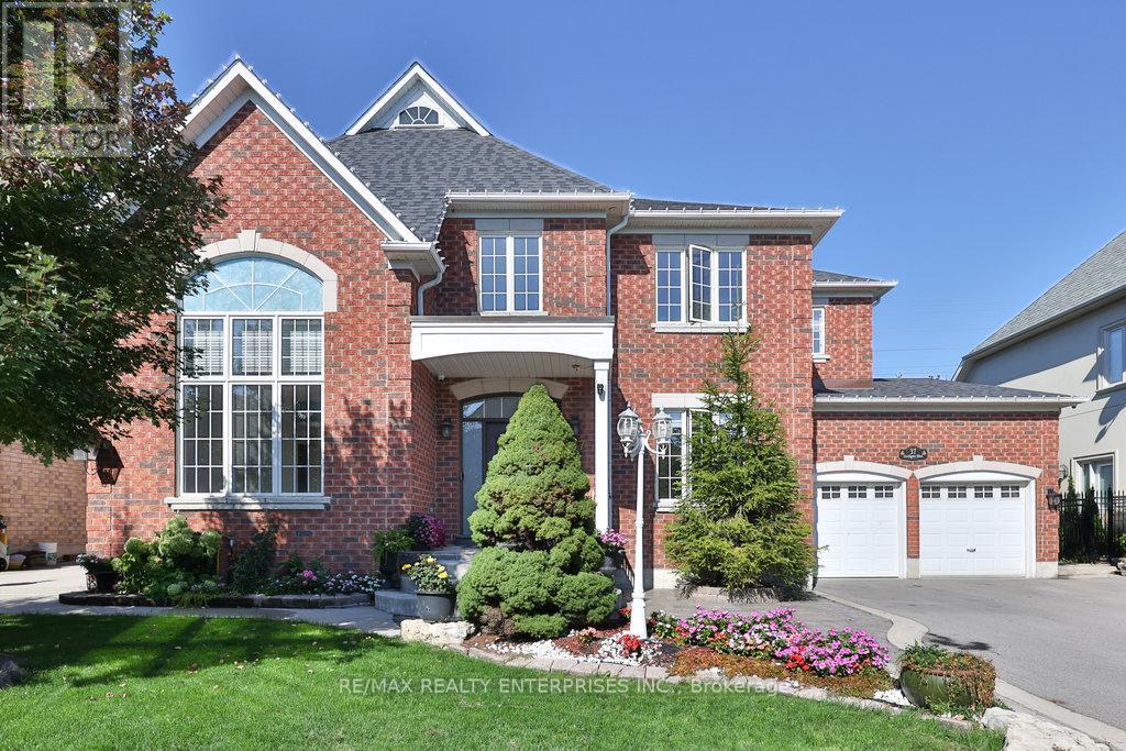 37 Castlegate Blvd in Brampton, ON - Building Photo