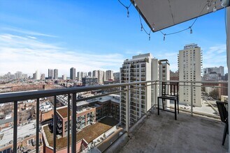 230 W Division St, Unit 1406 in Chicago, IL - Building Photo - Building Photo