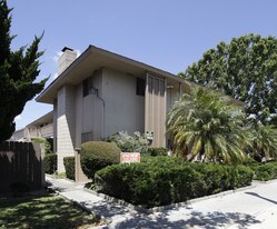 201 S Illinois St in Anaheim, CA - Building Photo